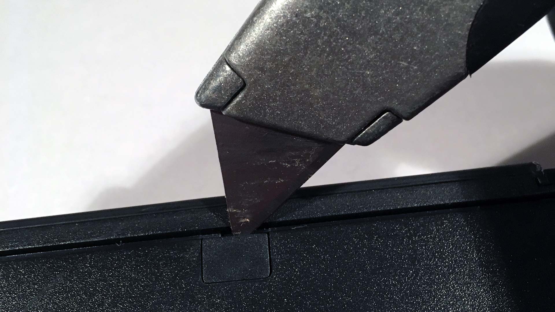 Razer Blackwidow 2014 disassembly - Using knife to undo clips