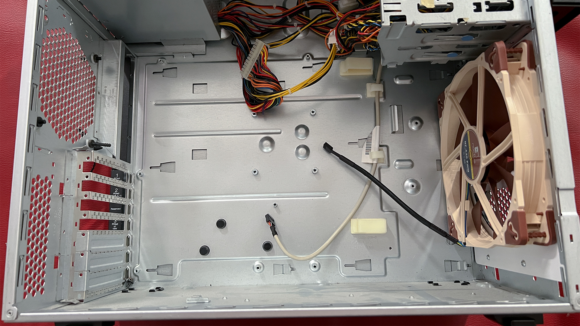 Noctua A20 fan mounted inside of the X3200 IBM case.